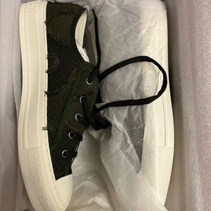 Dior sneakers size 40 comes with box and dust brand new never worn